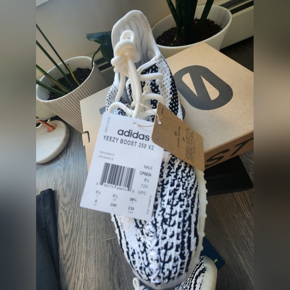 ADIDAS YEEZY BOOST 350 V2 - Picture 4 of 8